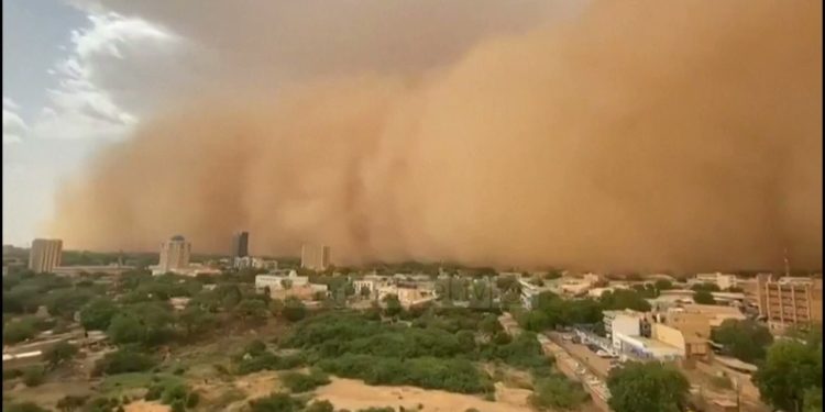 Bllokohet horizonti, stuhia gjigante e rërës përfshin qytetin