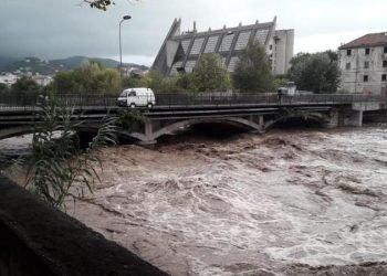 Thyhet rekordi i reshjeve të shiut për Evropë (VIDEO)