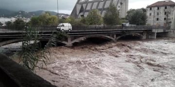 Thyhet rekordi i reshjeve të shiut për Evropë (VIDEO)