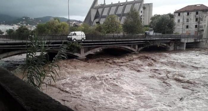 Thyhet rekordi i reshjeve të shiut për Evropë (VIDEO)