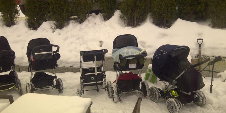 Për forcim të imunitetit, këto shtete i lënë bebet të flenë jashtë gjatë dimrit