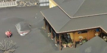 Qytetet “varrosen” nga hiri i shpërthimit të vullkanit