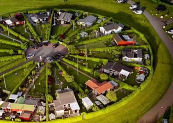 Një fshat që mahniti botën: Jetojnë në rreth, të gjithë për një ide!