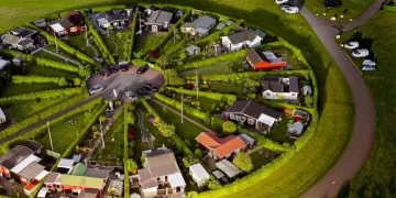 Një fshat që mahniti botën: Jetojnë në rreth, të gjithë për një ide!