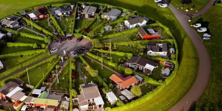 Një fshat që mahniti botën: Jetojnë në rreth, të gjithë për një ide!