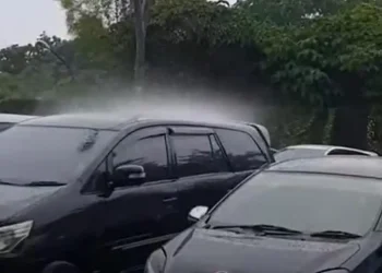 Fenomeni i çuditshëm: Shiu bie vetëm mbi një veturë