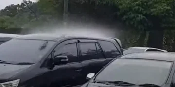 Fenomeni i çuditshëm: Shiu bie vetëm mbi një veturë