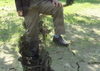 Të çara misterioze të tokës në Turqi, gropat arrijnë deri në dy metra