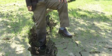 Të çara misterioze të tokës në Turqi, gropat arrijnë deri në dy metra