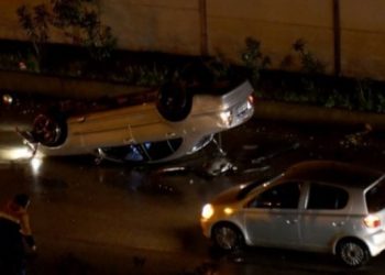 Stuhia përmbys makinën në Tiranë