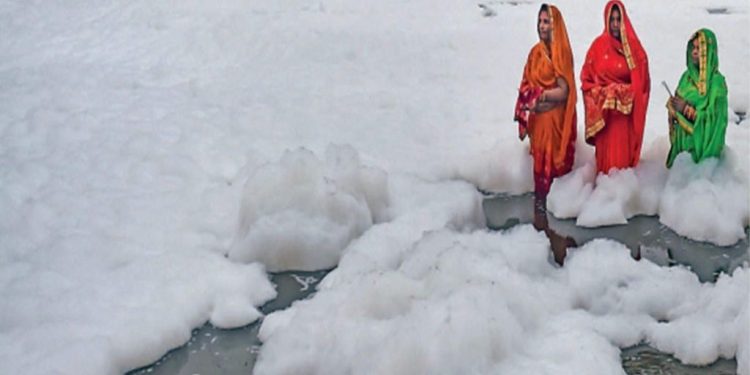 As shkuma toksike nuk i pengon besimtarët, lahen në lumin e “shenjtë”