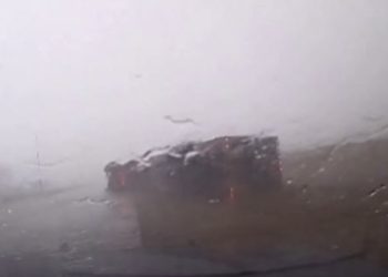 Pamje që tregojnë se çfarë i bëri era një kamioni në rrugët e SHBA-së