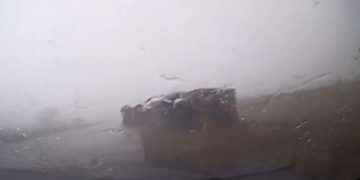 Pamje që tregojnë se çfarë i bëri era një kamioni në rrugët e SHBA-së