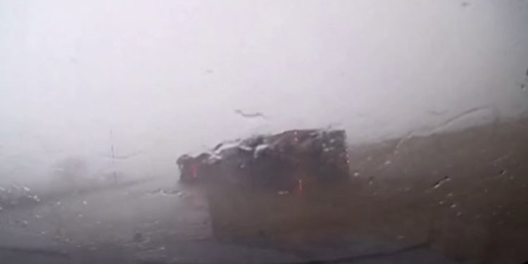 Pamje që tregojnë se çfarë i bëri era një kamioni në rrugët e SHBA-së