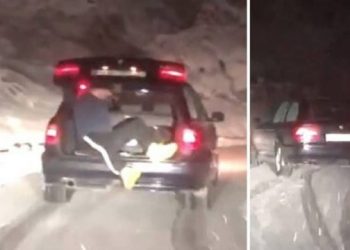 Vetura BMW fillon të rrëshqasë në rrugën me borë, kështu që futën një burrë në bagazh