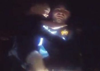 Video/ Foshnjat nxirren të gjalla nga rrënojat!