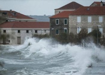 Kushtet meteorologjike, ndizet alarmi i kuq në Kroaci
