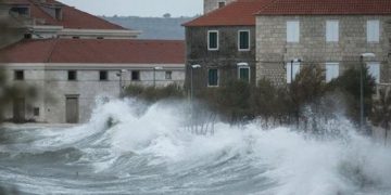 Kushtet meteorologjike, ndizet alarmi i kuq në Kroaci
