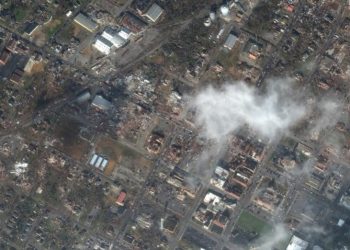 Para dhe pas, imazhet satelitore pa koment, shkatërrimet që lanë tornadot në 5 shtete të SHBA-së