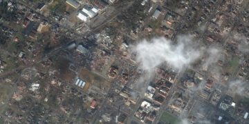 Para dhe pas, imazhet satelitore pa koment, shkatërrimet që lanë tornadot në 5 shtete të SHBA-së