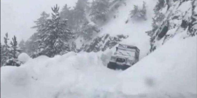 Disa familje bllokohen nga bora në Zllashë të Prishtinës!