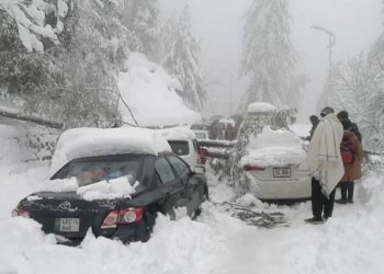 Bora bllokon gjithçka në këtë shtet: Njerëzit shihen të vdekur brenda makinave