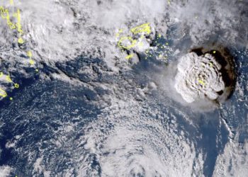 Alarm për cunami; Shpërthen vullkani nënujor në Oqeanin Paqësor, uji i detit futet në oborre të shtëpive