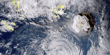 Alarm për cunami; Shpërthen vullkani nënujor në Oqeanin Paqësor, uji i detit futet në oborre të shtëpive