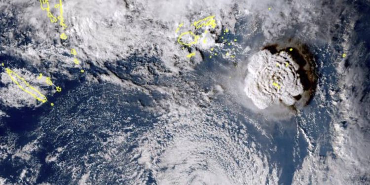 Alarm për cunami; Shpërthen vullkani nënujor në Oqeanin Paqësor, uji i detit futet në oborre të shtëpive