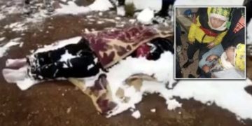 Nëna ngrin nga i ftohti pasi hoqi rrobat e saj për t’ua veshur fëmijëve