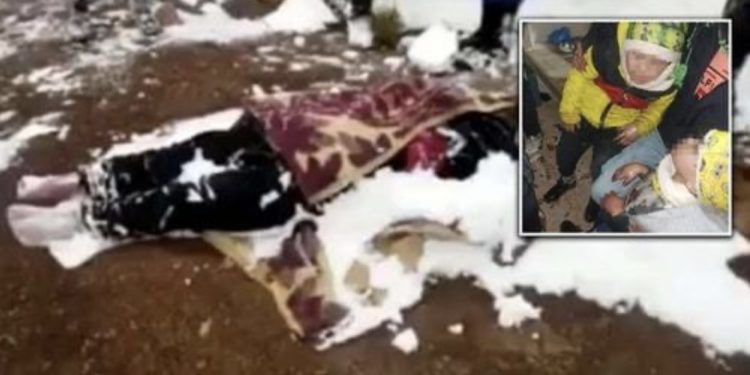 Nëna ngrin nga i ftohti pasi hoqi rrobat e saj për t’ua veshur fëmijëve