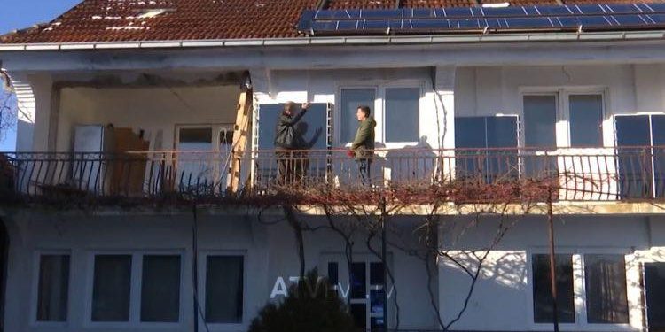 Drenicaku që shtëpinë e ngrohë me diell, thotë se paguan rrymë vetëm 10 euro në muaj