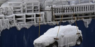 Ngrirja e thellë: Vetura krejtësisht të ngrira arrijnë në portin e Rusisë