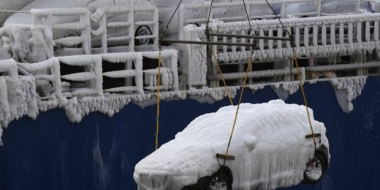 Ngrirja e thellë: Vetura krejtësisht të ngrira arrijnë në portin e Rusisë