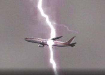 Rrufeja godet aeroplanin austriak, derisa po aterronte në Shqipëri