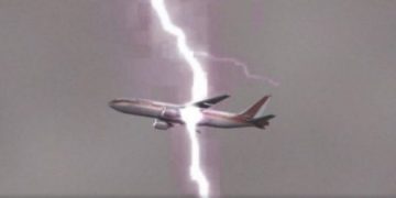 Rrufeja godet aeroplanin austriak, derisa po aterronte në Shqipëri