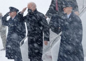 Moti i keq godet Amerikën, bëhet virale videoja e Biden që zbret nga avioni në mes të stuhisë