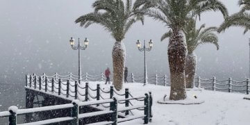 Bora bllokon Greqinë, qeveria nxjerr ushtrinë në rrugë