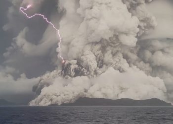 Katastrofa e pashembullt në Tonga, pse shpërthimi i vullkanit ishte aq i madh dhe çfarë do të ndodhë tash?