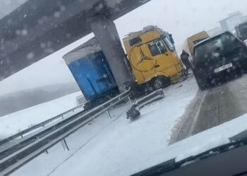 Reshjet e borës, aksident i rëndë trafiku në Komoran, kamioni del tërësisht jashtë rrugës