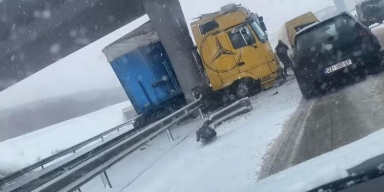 Reshjet e borës, aksident i rëndë trafiku në Komoran, kamioni del tërësisht jashtë rrugës