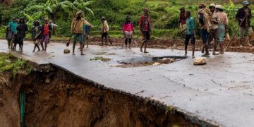 “Duket sikur sapo jemi bombarduar”: Cikloni Batsirai ‘fshin’ fshatra të tëra
