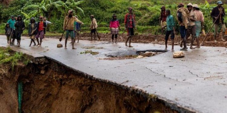 “Duket sikur sapo jemi bombarduar”: Cikloni Batsirai ‘fshin’ fshatra të tëra