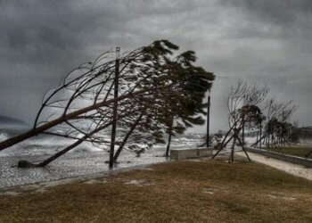 Furtuna pushton Vlorën, dy persona bien nga lartësitë – përfundojnë në spital