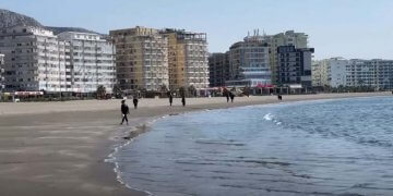 Deti në Shëngjin tërhiqet 20 metra, specialistët nuk kanë përgjigje për këtë fenomen