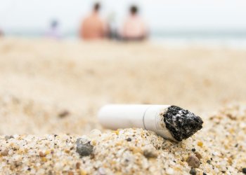 Ky shtet ndalon pirjen e duhanit nëpër plazhe
