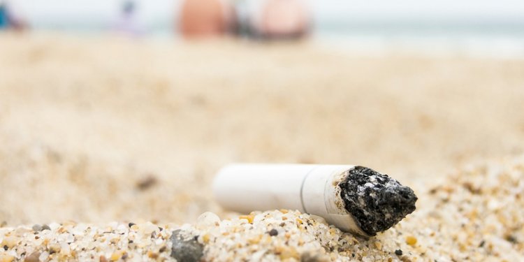 Ky shtet ndalon pirjen e duhanit nëpër plazhe