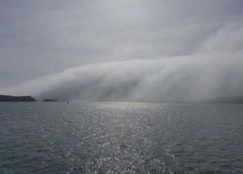 Një “cunami” reshë përfshin qytetin brenda pak sekondash