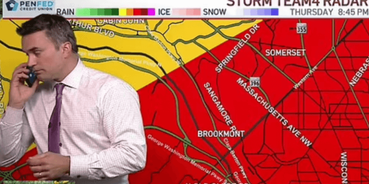 Meteorologu telefonon fëmijët e tij gjatë transmetimit për t’i paralajmëruar për një tornado që po shkonte drejt shtëpisë së tyre