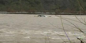 Vetaksident me fatalitet në Prizren, vetura bie nga lartësia 30 metra në lumë – vdes pasagjeri
